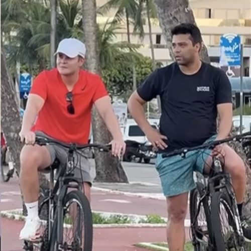 Matheus, da dupla Matheus & Kauan, canta de surpresa em casamento à beira-mar em João Pessoa