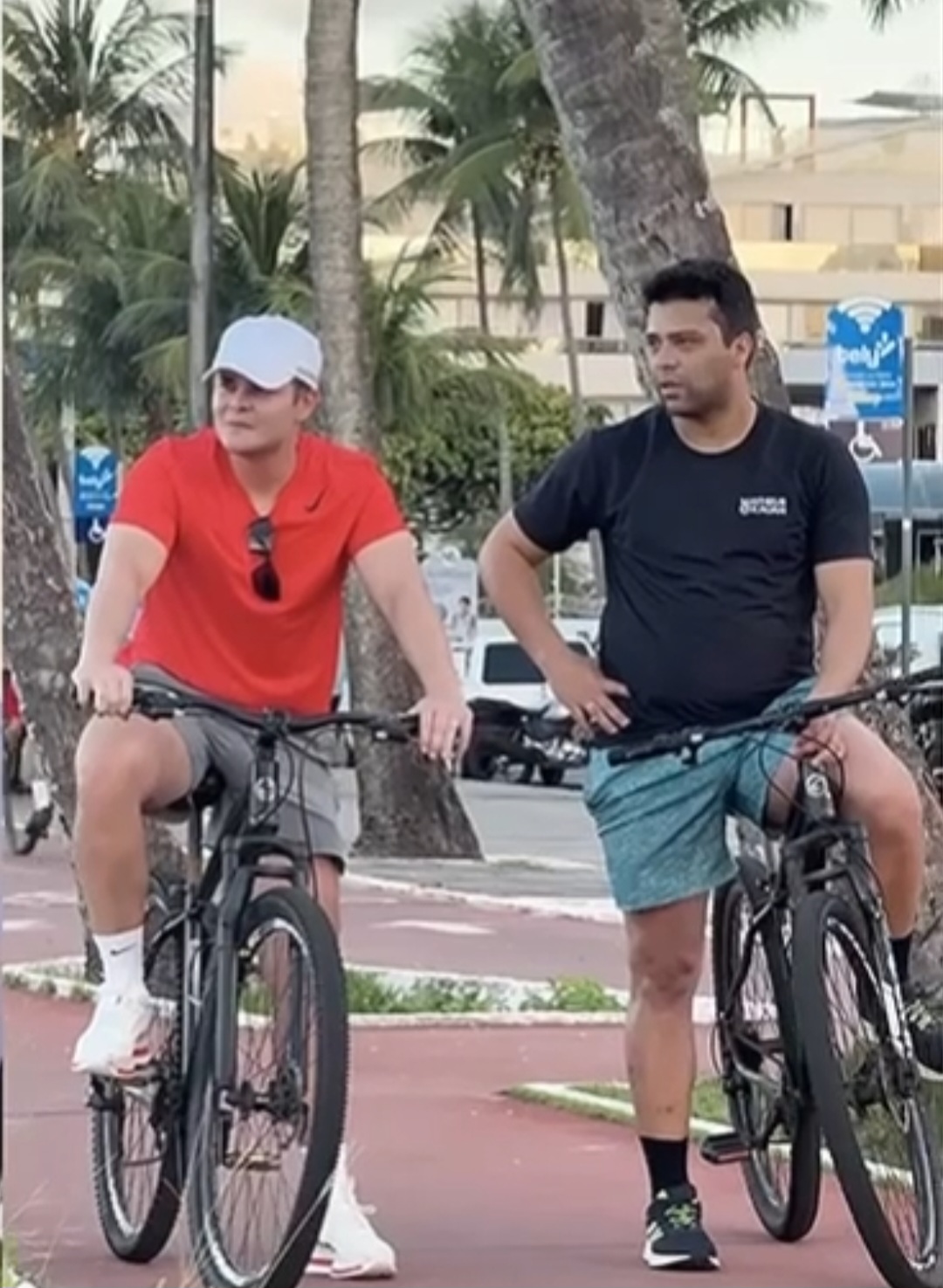 Matheus, da dupla Matheus & Kauan, canta de surpresa em casamento à beira-mar em João Pessoa